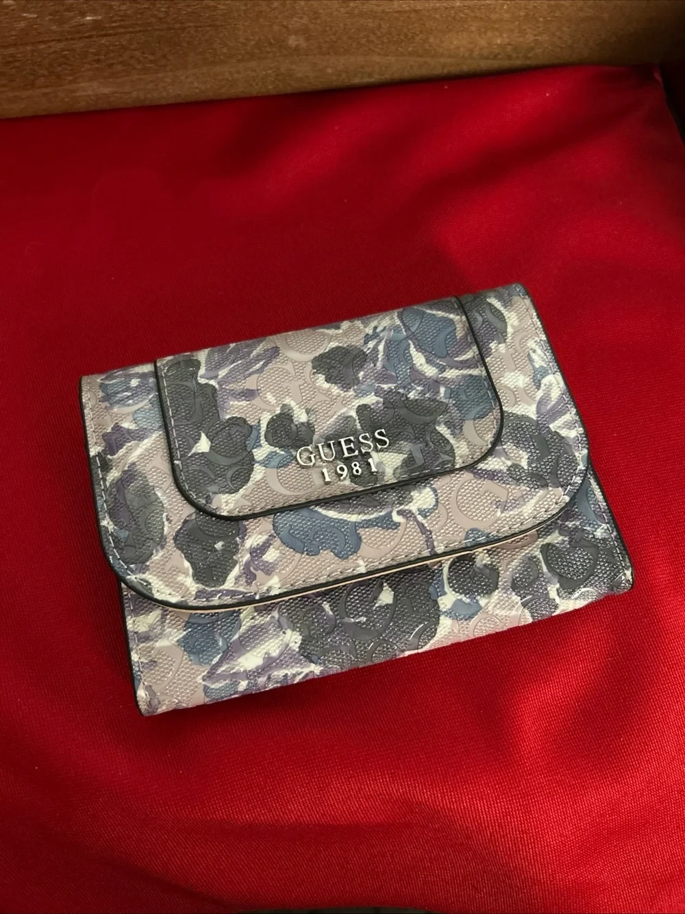 Guess compact 1981